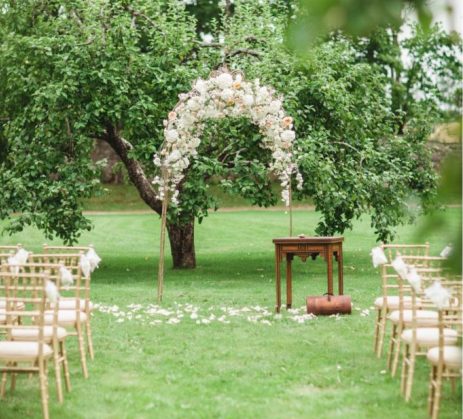 Arche de cérémonie laïque installée pour un mariage en Normandie.